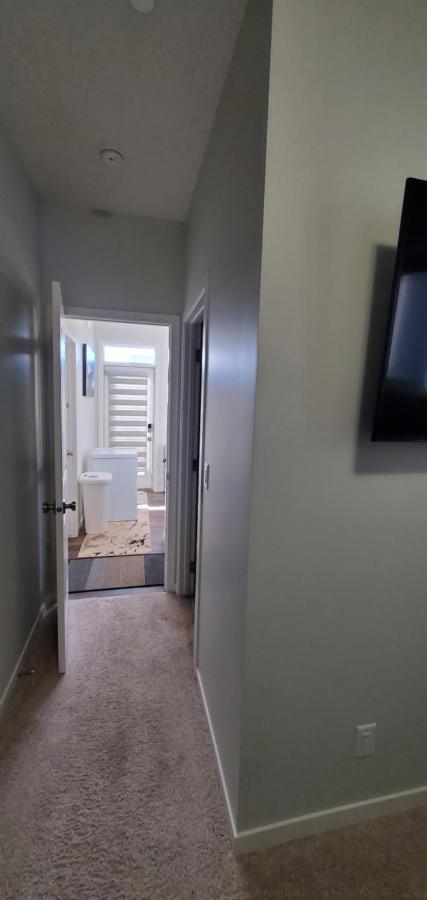 Delightful 1-Bedroom Private Suite In A New Home Calgary Zewnętrze zdjęcie